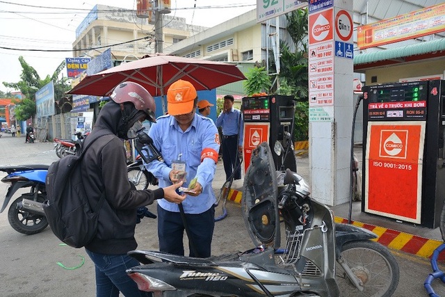 Lo ngại khi nhiều loại xe không phù hợp với xăng E5 - 2 Người dân sử dụng xăng sinh học E5 thân thiện môi trường
