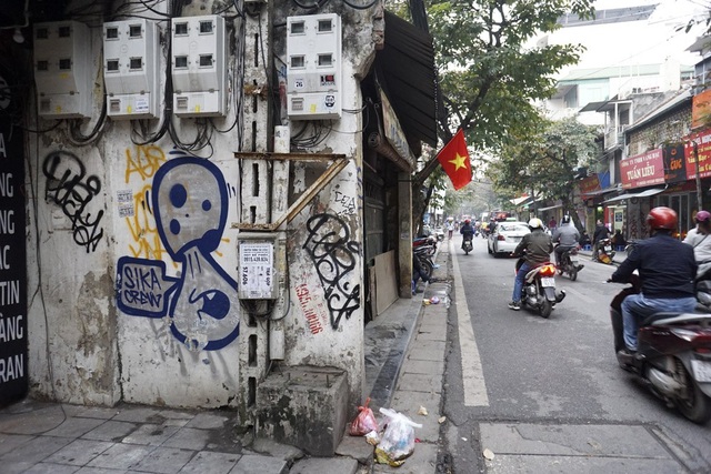 Phố cổ Hà Nội bị bôi bẩn khắp nơi bởi hình vẽ graffiti - 4
Hình vẽ trên tường phố Hàng Bạc.