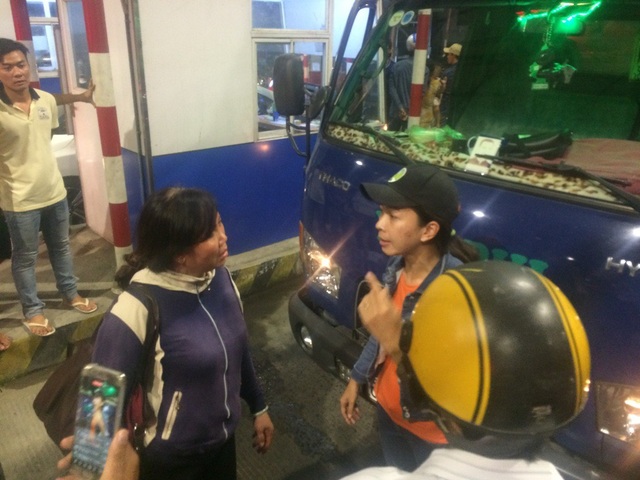 Trạm thu phí T2 đêm thứ hai... rối bời - 5 Sau khi xe của hai người phụ nữ này đến khu vực thu phí, họ xuống xe phản ứng về việc thu phí của trạm T2