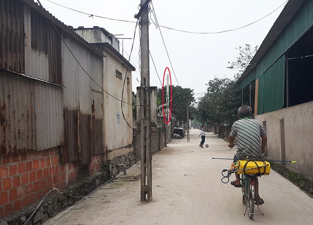 “Quái lạ” những cột điện mọc chình ình giữa đường - 6
Cột điện mới (khoanh đỏ) đã được trồng khá lâu nhưng đường dây vẫn chưa được chuyển sang để di dời những cái bẫy chình ình giữa đường.