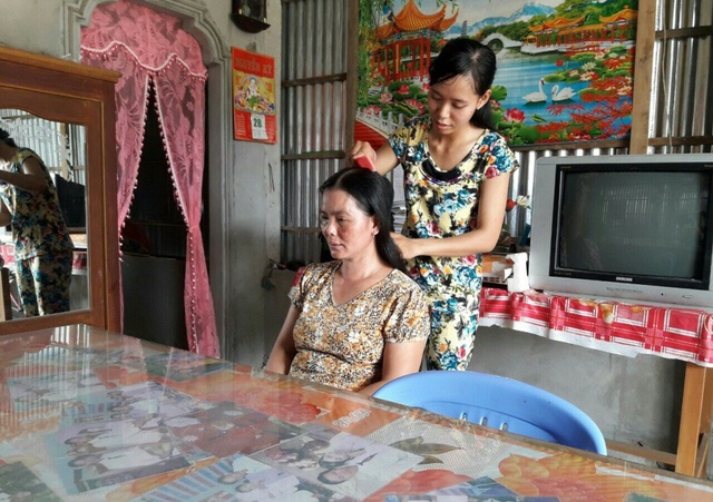Cha bỏ đi, mẹ mù lòa, nữ sinh học giỏi “ngập ngừng” trước ước mơ trở thành cô giáo - 1 Dù cha bỏ đi từ nhỏ, mẹ mù lòa nhưng nhiều năm học qua, Tú luôn là học sinh khá, giỏi