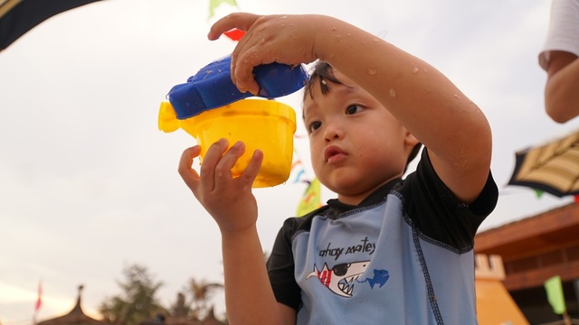 Trẻ nhỏ Sài thành thích thú với lễ hội diều ở Mũi Né - 11 Rất say sưa với tác phẩm của mình