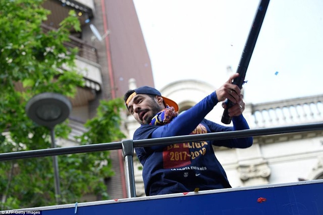 Barcelona diễu hành xe bus ăn mừng cú đúp danh hiệu - 10 Barcelona diễu hành xe bus ăn mừng cú đúp danh hiệu - 10