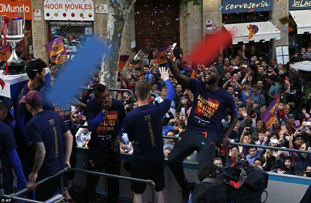 Barcelona diễu hành xe bus ăn mừng cú đúp danh hiệu - 11 Barcelona diễu hành xe bus ăn mừng cú đúp danh hiệu - 11