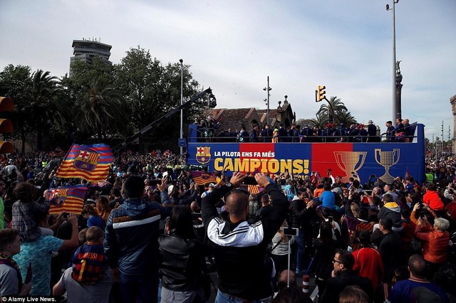Barcelona diễu hành xe bus ăn mừng cú đúp danh hiệu - 2 Barcelona diễu hành xe bus ăn mừng cú đúp danh hiệu - 2