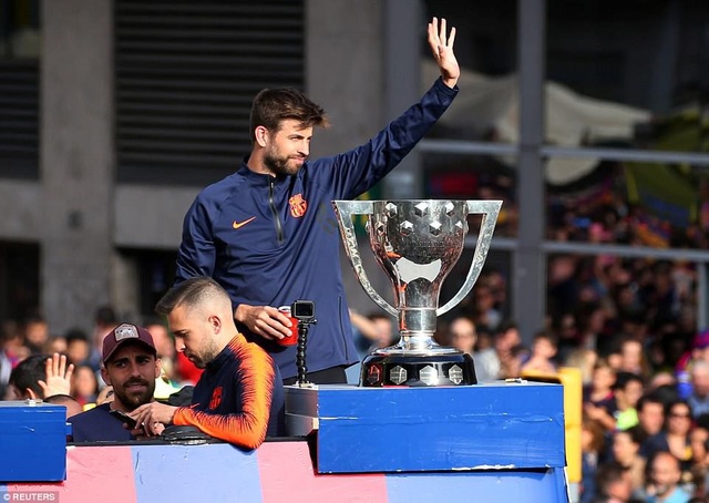 Barcelona diễu hành xe bus ăn mừng cú đúp danh hiệu - 3 Barcelona diễu hành xe bus ăn mừng cú đúp danh hiệu - 3