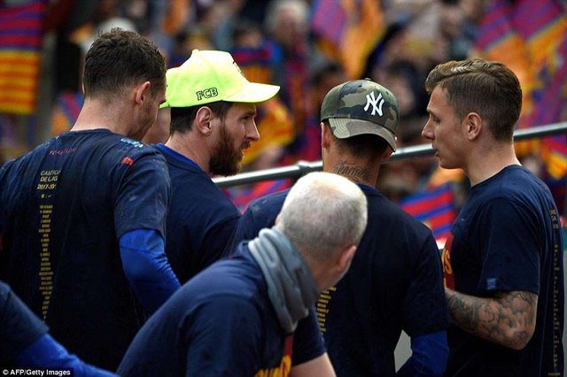 Barcelona diễu hành xe bus ăn mừng cú đúp danh hiệu - 5 Barcelona diễu hành xe bus ăn mừng cú đúp danh hiệu - 5