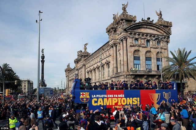 Barcelona diễu hành xe bus ăn mừng cú đúp danh hiệu - 7 Barcelona diễu hành xe bus ăn mừng cú đúp danh hiệu - 7