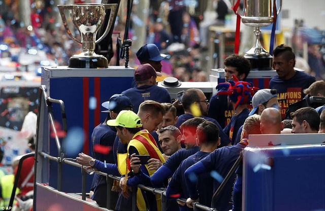 Barcelona diễu hành xe bus ăn mừng cú đúp danh hiệu - 8 Barcelona diễu hành xe bus ăn mừng cú đúp danh hiệu - 8