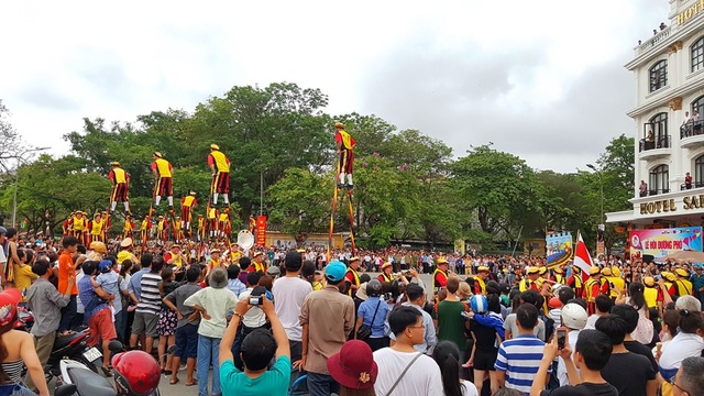 Bế mạc Festival Huế 2018 - 2 Hàng vạn người dân, du khách đổ ra đường xem các lễ hội đường phố trong Festival Huế