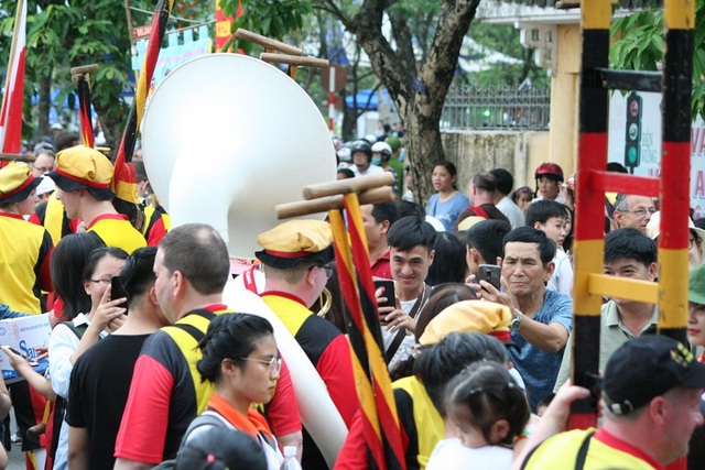 Đoàn cà kheo khổng lồ từ Bỉ bị người dân, du khách vây chặt vì quá hâm mộ - 14 Ngay sau khi diễn xong, người hâm mộ lao tới chụp ảnh với đoàn