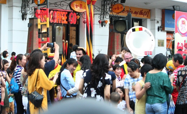 Đoàn cà kheo khổng lồ từ Bỉ bị người dân, du khách vây chặt vì quá hâm mộ - 19 Đoàn cà kheo khổng lồ từ Bỉ bị người dân, du khách vây chặt vì quá hâm mộ - 19