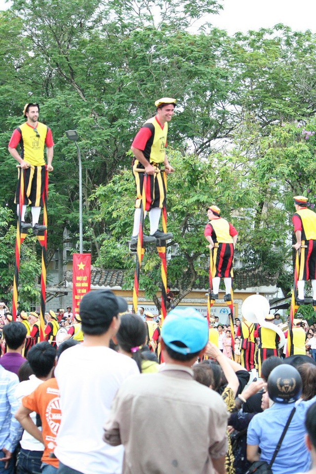 Đoàn cà kheo khổng lồ từ Bỉ bị người dân, du khách vây chặt vì quá hâm mộ - 9 Các chàng cà kheo vui thích vì người dân, du khách quá đông