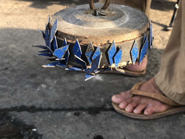 Hãi hùng nhìn mớ đinh gom được của đinh tặc trên quốc lộ - 7 Hãi hùng nhìn mớ đinh gom được của đinh tặc trên quốc lộ - 7