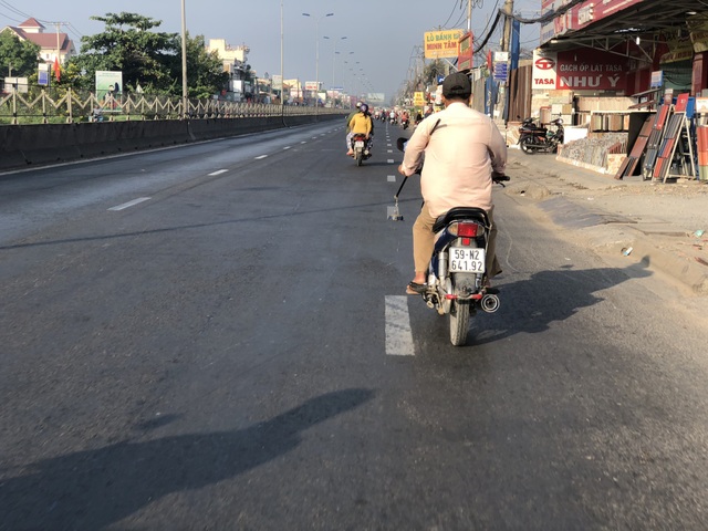 Hãi hùng nhìn mớ đinh gom được của đinh tặc trên quốc lộ - 2 Ông C. vừa chạy xe máy vừa thu nhặt những cây đinh do kẻ xấu thả xuống đường