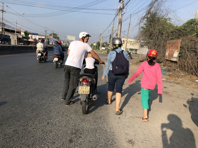 Hãi hùng nhìn mớ đinh gom được của đinh tặc trên quốc lộ - 5 Anh Lê Văn Trung thà dẫn bộ chứ không đưa xe vào các điểm vá xe trên quốc lộ