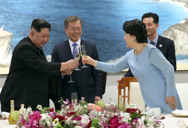 Ông Kim Jong-un nâng ly cùng phu nhân Tổng thống Moon Jae-in tại bữa tiệc tối (Ảnh: Korea Times)