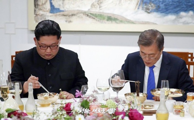 Hai nhà lãnh đạo thưởng thức mì lạnh Bình Nhưỡng (Ảnh: Korea Times)