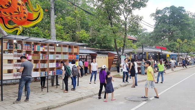 Huế có đường sách đầu tiên - 9 Đường sách Hai Bà Trưng là đường sách đầu tiên ở Huế mở ra với mong muốn phát triển lại văn hóa đọc đang bị mai một bởi các phương tiện nghe nhìn quá nhiều, quá hấp dẫn; đồng thời xây dựng không gian văn hóa đọc cho người dân Huế và du khách đến Huế - Thành phố văn hóa
