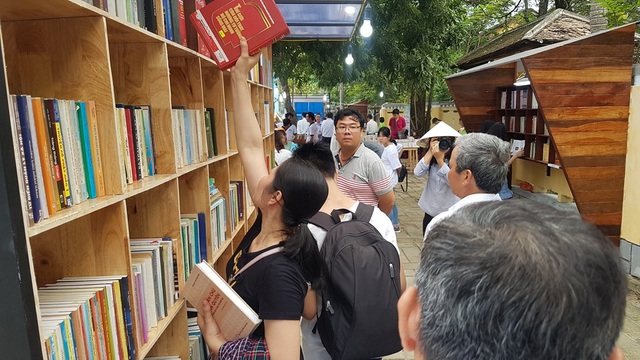 Huế có đường sách đầu tiên - 4 Nhiều người tới xem và mua sách cũ