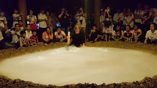 Xuất hiện… “miệng núi lửa” tại Festival Huế - 1 Nữ nghệ sĩ Gwendoline Robin đến từ Bỉ đang tạo ra một miệng núi lửa trông giống như thật