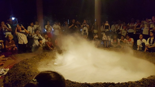 Xuất hiện… “miệng núi lửa” tại Festival Huế - 10 Xuất hiện… “miệng núi lửa” tại Festival Huế - 10