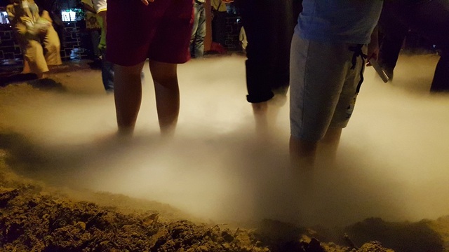 Xuất hiện… “miệng núi lửa” tại Festival Huế - 13 Hay bước xuống miệng núi lửa mà không hề hấn gì