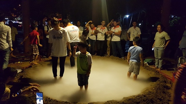 Xuất hiện… “miệng núi lửa” tại Festival Huế - 14 Nhiều trẻ em rất thích thú
