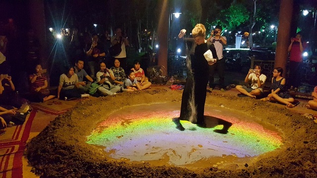 Xuất hiện… “miệng núi lửa” tại Festival Huế - 3 Xuất hiện… “miệng núi lửa” tại Festival Huế - 3