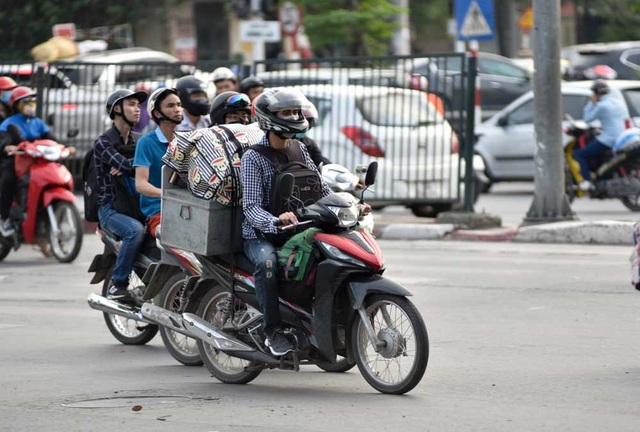 Hàng nghìn phương tiện nối đuôi đưa người dân trở lại Thủ đô sau kỳ nghỉ lễ - 6 Hàng nghìn phương tiện nối đuôi đưa người dân trở lại Thủ đô sau kỳ nghỉ lễ - 6