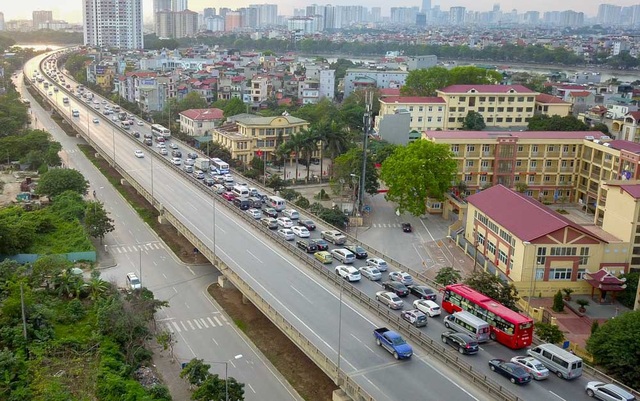 Hàng nghìn phương tiện nối đuôi đưa người dân trở lại Thủ đô sau kỳ nghỉ lễ - 13
Hàng nghìn ô tô ùn ứ trên đường vành đai 3 trên cao, nhích từng chút một để đi vào trung tâm Hà Nội.