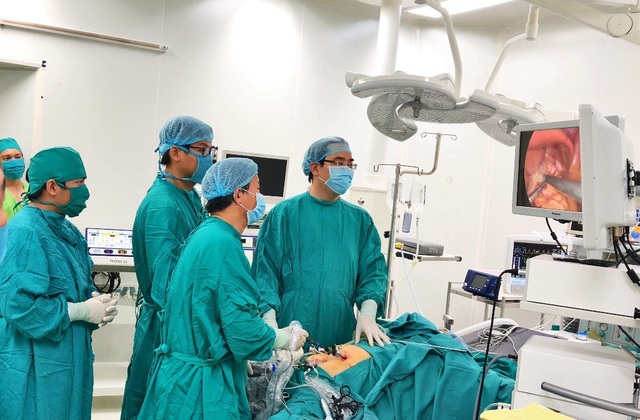 Lần đầu tiên phẫu thuật nội soi điều trị bệnh trào ngược dạ dày thực quản - 1 Các bác sĩ đang phẫu thuật nội soi xếp nếp đáy vị để điều trị bệnh trào ngược dạ dày thực quản cho bệnh nhân Th.
