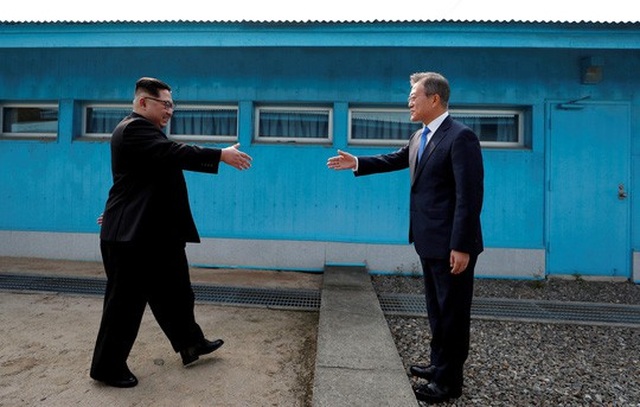 Khi ông Kim Jong-un trổ tài... quyến rũ - 1
Ông Kim gây ấn tượng ngay từ khi gặp ông Moon ở biên giới. Ảnh: Reuters