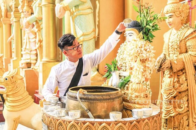 Thầy giáo Việt chu du thiên hạ - 3
Anh Nguyễn Hoàng Bảo thực hiện nghi thức rửa Phật ở Yangon, Myanmar. Ảnh: NVCC.