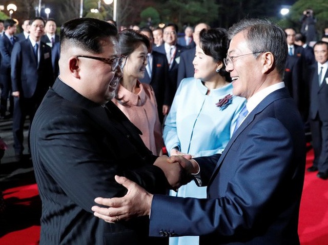 Khi ông Kim Jong-un trổ tài... quyến rũ - 11
Tươi cười đến lúc ra về. Ảnh: Reuters