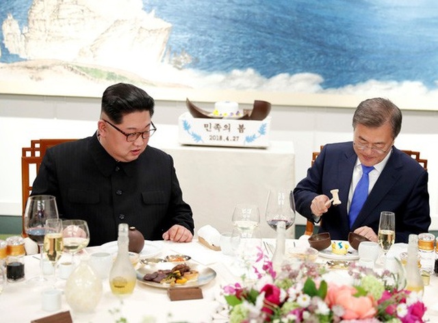 Khi ông Kim Jong-un trổ tài... quyến rũ - 4
Ông Kim học cách ăn món tráng miệng cầu kỳ. Ảnh: Reuters