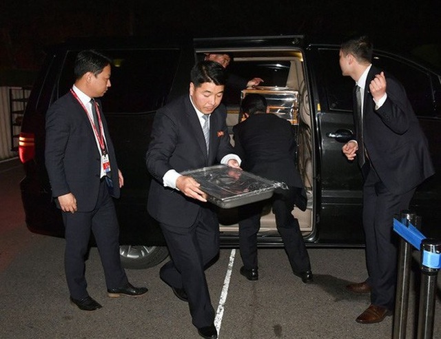 Khi ông Kim Jong-un trổ tài... quyến rũ - 5
Món mì lạnh được an ninh Triều Tiên đưa tới hội nghị. Ảnh: Korea Times