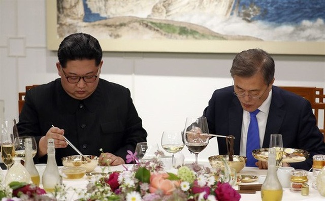 Khi ông Kim Jong-un trổ tài... quyến rũ - 7
Món mì lên bàn tiệc. Ảnh: Reuters