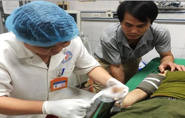 Dùng máy cắt gạch xử lý bàn tay kẹt trong cối xay thịt - 1 Các bác sỹ sơ cứu bàn tay của nữ bệnh nhân bị mắc kẹt trong thân máy xay thịt