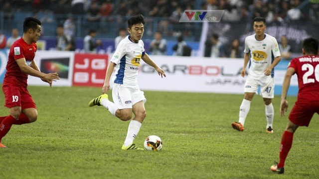 VTVcab trực tiếp vòng tứ kết Cúp Quốc gia - 1 Đội trưởng U23 Việt Nam – Lương Xuân Trường (áo trắng) đang có được phong độ cực tốt ở các trận đấu gần đây trong màu áo HAGL, họ đã có 3 trận bất bại liên tiếp ở mọi đấu trường. Góp mặt tại vòng tứ kết sau khi vượt qua ĐKVĐ V.League Quảng Nam ngay tại sân Tam Kỳ chứng tỏ quyết tâm và tham vọng rất lớn của đội bóng phố núi tại Cúp Quốc gia năm nay.