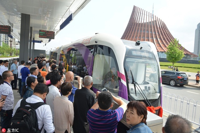 Thử nghiệm tàu “không đường ray” ở Trung Quốc - 2 Những vị khách lên tàu thử nghiệm