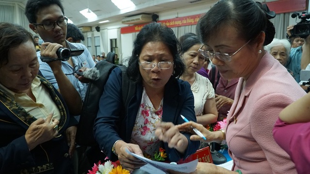 Cử tri Thủ Thiêm uất ức ngất xỉu khi trình bày với đại biểu Quốc hội - 7 Cử tri Lê Thị Bảy, phường An Lợi Đông, quận 2 kiến nghị trực tiếp với bà Nguyễn Thị Quyết Tâm, chủ tịch HĐND TPHCM về những bức xúc xoay quanh tình pháp lý trong việc thu hồi đất