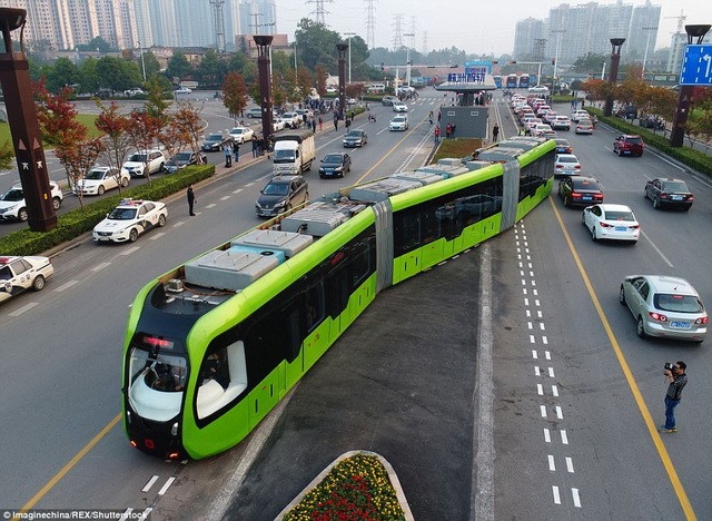 Thử nghiệm tàu “không đường ray” ở Trung Quốc - 3 Tàu ART là sự kết hợp của tàu hỏa và xe bus, nhưng chạy trên đường ray ảo
