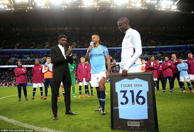 Man City 3-1 Brighton: Kỷ lục chồng kỷ lục - 1
Kompany phát biểu trong lễ chia tay Yaya Toure