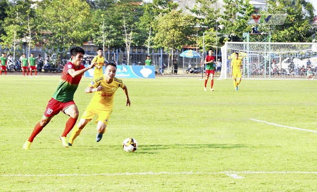 VTVcab trực tiếp vòng tứ kết Cúp Quốc gia - 6 Đại diện duy nhất còn lại của giải Hạng nhất là Bình Phước (áo đỏ) liệu có tiếp tục tạo nên bất ngờ trước FLC Thanh Hóa khi lực lượng giữa 2 đội là rất chênh lệch.
