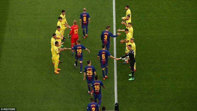 Barcelona 5-1 Villarreal: Messi, Coutinho lập công - 1
Cầu thủ Villarreal nghiêm túc thực hiện nghi thức chúc mừng tân vương Barcelona