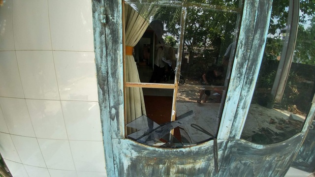 Bé gái 13 tuổi bị còng tay ở phường: Chính quyền thừa nhận việc khống chế - 4
Trong quá trình cưỡng chế, 1 cảnh sát cơ động bị tấm kính vỡ rơi trúng đùi bị thương