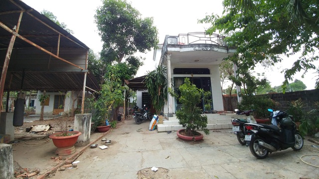 Bé gái 13 tuổi bị còng tay ở phường: Chính quyền thừa nhận việc khống chế - 2 Hiện trường vụ cưỡng chế