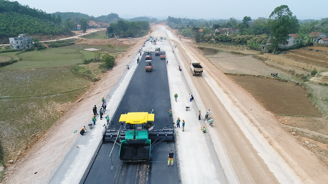 Thủ tướng: Không để “gián đoạn” Dự án cao tốc Bắc Giang - Lạng Sơn - 2 Một đoạn tuyến cao tốc Bắc Giang - Lạng Sơn được thảm nhựa thí điểm