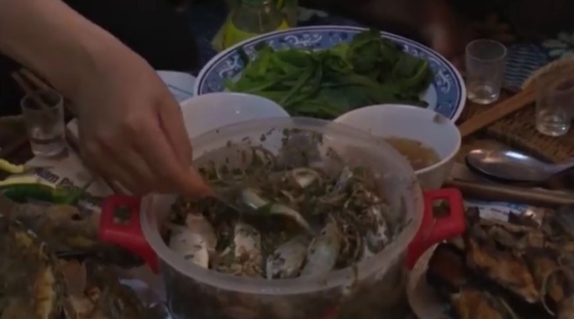 Kinh hãi món “cá nhảy” tanh tách trong cổ họng dân nhậu ở Sơn La - 3 Cá được trộn với các gia vị ăn kèm, khi ăn vẫn cảm nhận được cá nhảy tanh tách trong mồm.